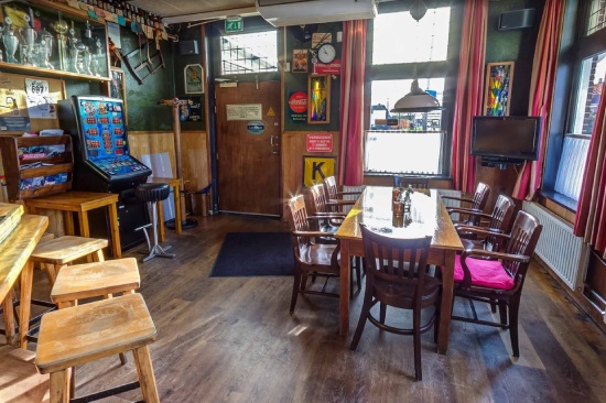 De ingang van cafe troost gezien vanaf de deur